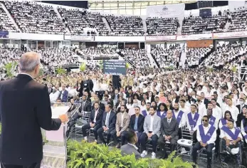  ?? EXTERNA / ?? El ministro Franklin García Fermín habla a graduandos y presentes en el acto.
