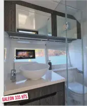  ??  ?? Les deux bateaux montrent le même principe de vasque pour les lavabos et de compartime­nt douche-toilette séparé avec une porte. Les rangements et les systèmes d’aération sont parfaits.