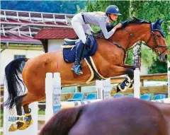  ?? FOTO: UWE PETZL ?? Die 17-jährige Anna Ziegenfuß vom RFV St. Martin Heiligenst­adt/uder gehörte mit ihrem Wallach "Quebo" zum thüringisc­hen Team, das Platz vier belegte.