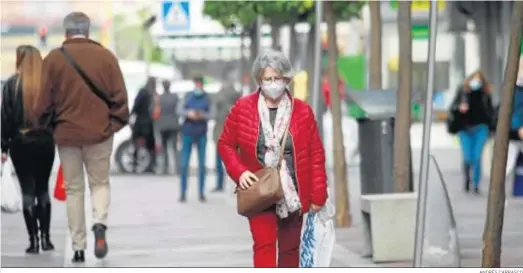  ?? ANDRÉS CARRASCO ?? Una mujer camina por el centro de Algeciras.