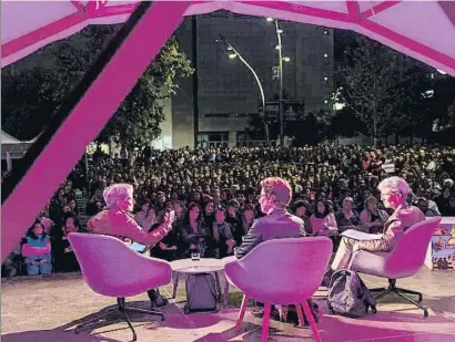  ?? ANA JIMÉNEZ ?? Judith Butler, Marta Segarra y Fina Birulés ayer en la plaza Joan Coromines frente a un numeroso público