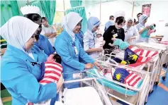  ?? - Bernama photo ?? Nurses at the Pulau Pinang Delivery Hospital with the six Merdeka babies born at the hospital in George Town yesterday.