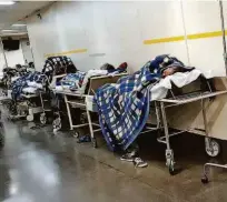  ?? Robson Ventura/folhapress ?? Pacientes esperam em macas no corredor por uma vaga em quarto do Hospital do Tatuapé (zona leste)