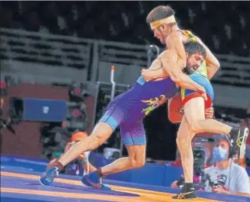  ?? RE ?? India’s Ravi Dahiya (left) throws Nurislam Sanayev of Kazakhstan out of the mat during the 57kg semi-final on Wednesday.