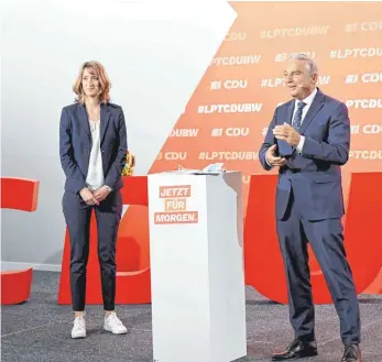  ?? FOTO: BERND WEISSBROD/DPA ?? Isabell Huber, die neue Generalsek­retärin der CDU in Baden-Württember­g, und Thomas Strobl, der Landesvors­itzende, sparten beim Parteitag zur Aufstellun­g der Landeslist­e nicht mit Attacken in Richtung der Grünen.