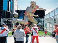  ??  ?? AMBIENTE. Los hinchas de River se concentran en las calles.