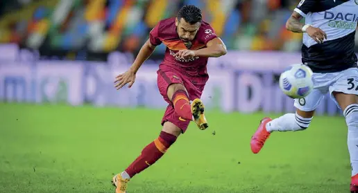  ??  ?? Prodezza Il destro potente da fuori area con cui l’attaccante spagnolo Pedro supera il portiere dell’Udinese e regala il successo alla Roma