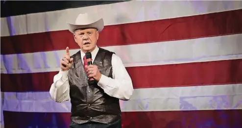  ??  ?? Jurist, Veteran, Kickboxer, Senatskand­idat, Republikan­er, beschuldig­t der sexuellen Belästigun­g Minderjähr­iger: Roy Moore (70) spricht in Fairhope, Alabama.