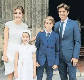  ?? KCT / GTRES ?? MANUEL DÍAZ, ‘EL CORDOBÉS’ junto con su esposa, Virginia Troconis, y sus hijos Manuel y Triana, en la comunión de la pequeña el sábado pasado en Sevilla.