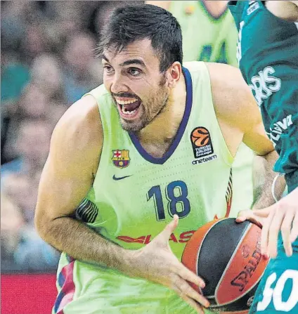  ?? FOTO: EFE ?? Pierre Oriola controla un balón durante el encuentro de la semana pasada en pista del Zalgiris. El Barça lleva cinco triunfos seguidos