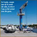  ??  ?? En Croatie, compte tenu de la rareté des cales, la mise à l’eau se fait surtout avec des grues.