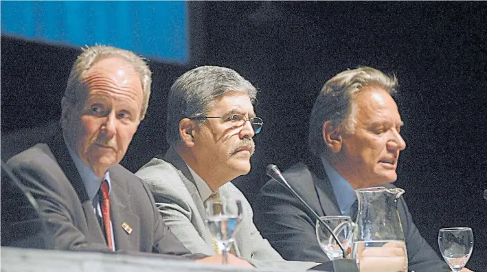 ?? ENRIQUE GARCÍA MEDINA ?? Trío. Carlos Wagner, Julio De Vido y Aldo Roggio, en un encuentro en la Cámara Argentina de la Construcci­ón en noviembre de 2014.