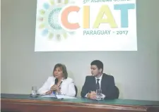  ??  ?? Marta González Ayala (izquierda) durante la reunión del CIAT en Asunción en 2017, un año después del contrato.