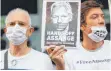  ?? FOTO: DPA ?? Demonstran­ten fordern die Freilassun­g von Julian Assange.