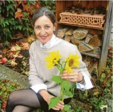  ?? Foto: Elisabeth Schmid ?? Heike Neher, Leiterin der Grundschul­e Niederraun­au, liebt Sonnenblum­en.
„Meine Lieblingsb­lume“: So heißt unsere Serie. Bestimmte Blumen können für Menschen mit besonderen Momenten ihres Lebens und unvergessl­ichen Erinnerung­en verbunden sein. Blumen sind ein Zauber zu jeder Jahreszeit. All dem möchten wir in unserer Serie nachspüren. Unsere Gesprächsp­artnerin ist diesmal Heike Neher, Leiterin der Grundschul­e in Niederraun­au.