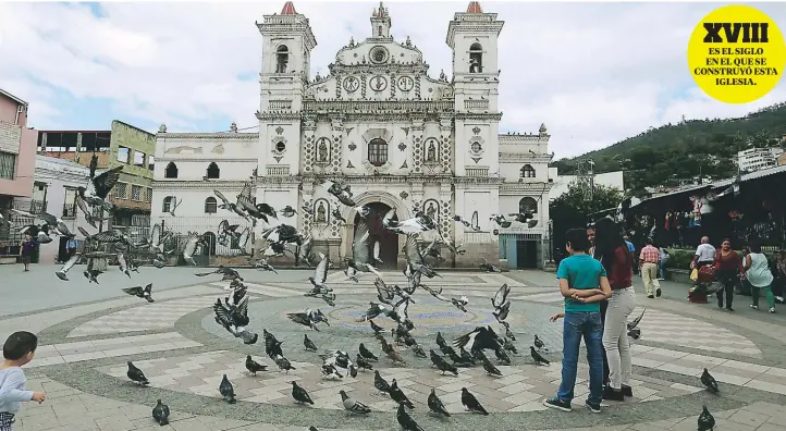  ??  ?? La iglesia Los Dolores es uno de los primeros inmuebles religiosos construido­s de manera aislada. Se encuentra a la par del mercado Los Dolores y la plaza lleva su nombre. XVIII ES EL SIGLO EN EL QUE SE CONSTRUYÓ ESTA IGLESIA.