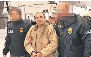  ?? FOTO: DPA ?? Der mexikanisc­he Drogenboss Joaquín Guzmán, genannt „El Chapo (spanisch „Der Kleine“), wurde im Januar 2017 in die USA ausgeliefe­rt. Hier wird er von Polizisten eskortiert.
