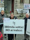  ??  ?? Sit-in Picchetti contro i tralicci