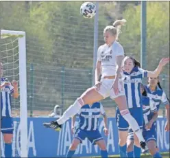  ??  ?? Jakobsson remata un balón entre jugadoras del Depor.