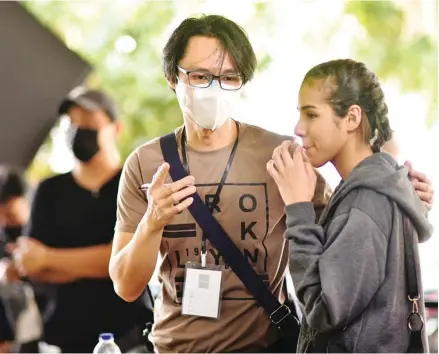  ?? ACT THINK CLUB FOR JAWA POS ?? MENTOR: Eddy Lagos (kiri) bersama Sausan Sandra di sela syuting Song of Hyena. Talent dalam film tersebut berkolabor­asi dengan ATC.