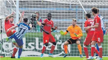  ?? FOTO: AFP ?? Berlins Mathew Leckie setzt sich gegen gleich fünf Brustringk­icker durch und erzielt eines seiner zwei Tore beim 2:0 der Hertha gegen den VfB Stuttgart.