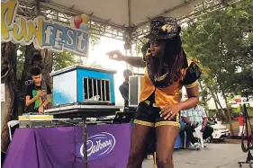  ?? PHOTOS BY STEPHANIE LYEW ?? Goldiana the Magician checks on her doves during her performanc­e at Fun Fest 2017 held at Hope Gardens on December 31.