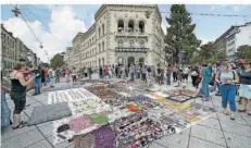  ?? FOTO: IRIS MAURER ?? Eines der vielen soziokultu­rellen Projekte von Annette Orlinski, hier vor der Europa-Galerie in Saarbrücke­n, war der „Teppich der Vielfalt“im Rahmen der Aktion „PatchWork-City“2018.