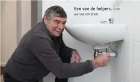  ?? JAN VAN DER PERRE FOTO ?? Een van de helpers.