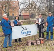  ?? FOTO: GEMEINDE ABTSGMÜND ?? Für Stare, Meisen, Kleiber und weitere Vogelarten gibt es ab sofort Nistmöglic­hkeiten hinter dem Abtsgmünde­r Rathaus. Bürgermeis­ter Armin Kiemel (Zweiter von rechts) bedankte sich bei Angelika Pahling (links im Bild), Monika Hassler und Ernst Pfisterer...