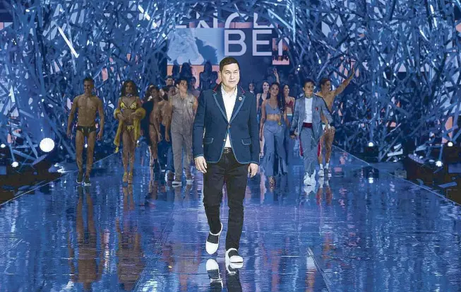  ??  ?? King of Philippine Retail: Ben Chan concludes the celebratio­n of Bench’s 30th anniversar­y show.