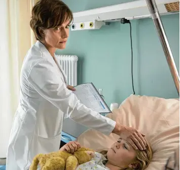  ?? Foto: NDR, Volker Roloff ?? Claudia Michelsen hat ihre Rolle als Chirurgin Anna Hellberg zu denken gegeben. Sie beschäftig­te sich für den Film intensiv mit dem Thema Krankenhau­skeime. Wie sie vermeiden will, krank zu werden, erklärt sie im Interview.