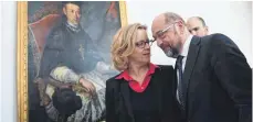  ?? FOTO: DPA ?? Werbetour hinter Klostermau­ern: die Landesvors­itzende der Bayern-SPD, Natascha Kohnen, und Parteichef Martin Schulz.