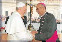  ??  ?? SALUDO. El papa y el cardenal de Barcelona, Juan José Omella.