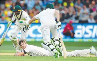  ?? Picture: GETTY IMAGES ?? England paceman Craig Overton watches Steve Smith as he runs between the wickets. Overton later dismissed the Australian captain
