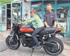  ?? FOTO: GEMEINSCHA­FTSSCHULE SCHREIENES­CH ?? Drittlkläs­sler Keno Meyer darf mal auf einem Motorrad von KawasakiHä­ndler Josef Hage sitzen.