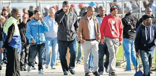 ?? Pictures: EUGENE COETZEE ?? WORRYING TIMES: GMSA’s Struandale and Kempston Road staff leave the Nelson Mandela Bay Stadium after yesterday’s briefing