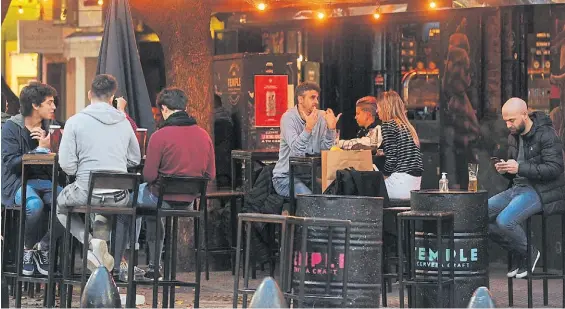  ?? FERNANDO DE LA ORDEN ?? Palermo. Los comerciant­es gastronómi­cos de la Ciudad dicen que las tardes templadas reciben muchos más clientes.