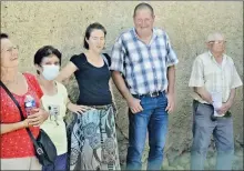  ?? ?? Un groupe de visiteurs à la sortie de la chapelle de Guizerix parmi lesquels figurent Huguette (avec le masque) et Roger Douat (totalement à droite), les précieux gardiens de la chapelle.