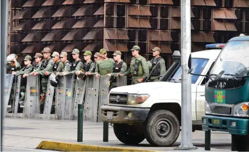  ?? Foto: AFP/Ronaldo Schemidt ?? Die geschasste Chefin Luisa Ortega muss draußen bleiben: Das Gebäude der Generalsta­atsanwalts­chaft in Caracas wird militärisc­h abgeschirm­t.