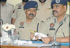  ?? HT PHOTO ?? Ludhiana police commission­er RN Dhoke (right) shows the murder weapon and other items recovered from the accused, during a press conference on Saturday.