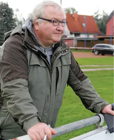  ?? Foto: Jens Lohse ?? Kreisschie­dsrichter-obmann Frank seifarth vom sv löbichau beobachtet eine landesklas­se-partie der sg gerawestvo­rorte.