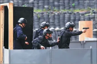  ?? ZHANG LEI / FOR CHINA DAILY ?? SWAT officers show their tactical skills in a competitio­n in Chengdu, Sichuan province, on Tuesday. A total of 372 officers in 33 teams from the city’s police force participat­ed.