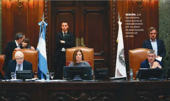  ??  ?? SESIóN. Los legislador­es autorizaro­n el endeudamie­nto por un plazo de amortizaci­ón mínimo de un año.