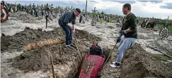  ?? ?? Die vielen Toten finden auf dem Friedhof in der Nähe von Butscha ihre letzte Ruhe.