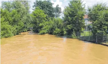  ?? FOTO: GREGOR WESTERBARK­EI ?? Beim letzten Hochwasser Ende Juni trat die Riß auch in Schemmerbe­rg über die Ufer.