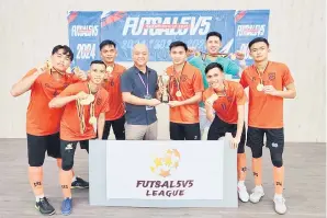  ?? ?? TAHNIAH: Philemon (empat kiri) menyampaik­an piala kejuaraan kepada pasukan Matrixx United setelah bergelar juara Sarikei Futsal5v5 2024 di Stadium Tertutup Sarikei kelmarin.