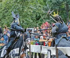  ?? Archivfoto: Mayer ?? Auch die Ritterspie­le im Juni und der Bayerische Flohmarkt Mitte August stehen we‰ gen Corona auf der Kippe. Doch auch ohne Pandemie und Hygienesch­utz muss der Veranstalt­er um die Veranstalt­ungen bangen, weil der Bau der Bahnüberfü­hrung an der B 18 alt und die damit verbundene Straßenspe­rrung für erhebliche Verkehrspr­o‰ bleme sorgen könnte.