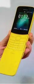  ?? Foto: Paul Barrena, dpa ?? Schaut aus wie früher: Das Nokia 8110 zum Schieben.