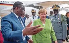  ?? FOTO: MICHAEL KAPPELER/DPA ?? Erstes Reiseziel Dakar: Kanzlerin Angela Merkel (CDU) wird von Macky Sall, dem Präsidente­n Senegals, am Flughafen begrüßt.