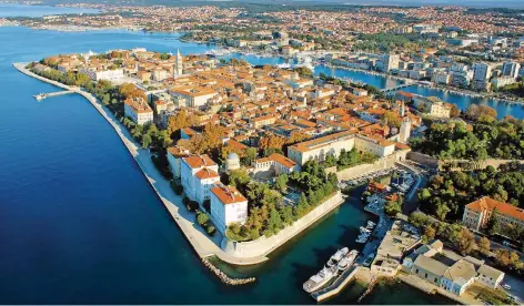  ?? FOTO: GRICKO/ZADAR TOURIST BOARD PHOTO ARCHIVE/DPA ?? Zadar, auf einer Landzunge gelegen, ragt in die Adria hinein und ist vom Festland durch einen Wassergrab­en getrennt.